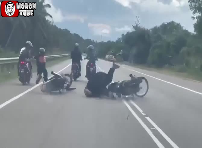 Video :An too hurried biker finds up sprawled on the road